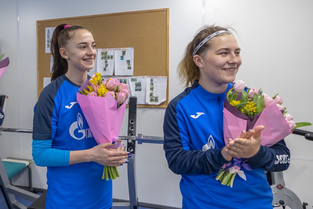 Игроки и тренеры «Зенита» поздравили футболисток женской команды с 8 марта