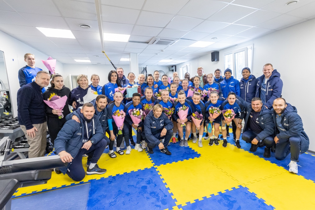 Игроки и тренеры «Зенита» поздравили футболисток женской команды с 8 марта