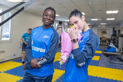 Игроки и тренеры «Зенита» поздравили футболисток женской команды с 8 марта