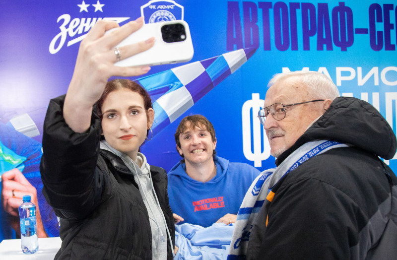 Автограф-сессия Марио Фернандеса перед матчем «Зенит» — «Ахмат»