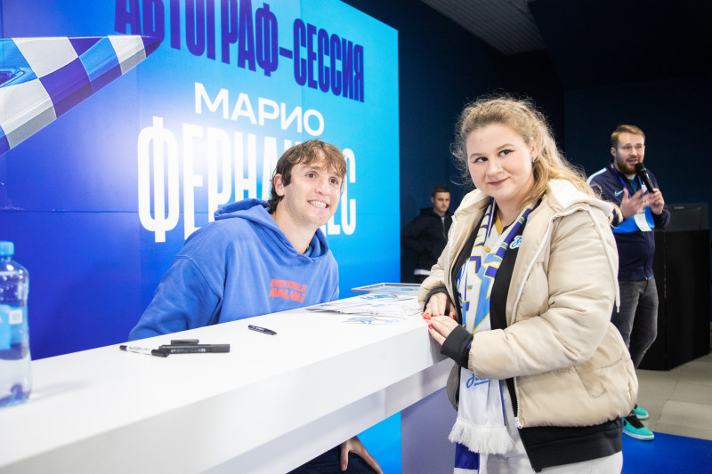 Автограф-сессия Марио Фернандеса перед матчем «Зенит» — «Ахмат»