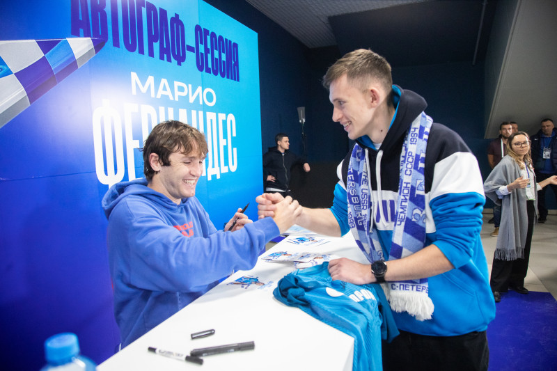 Автограф-сессия Марио Фернандеса перед матчем «Зенит» — «Ахмат»
