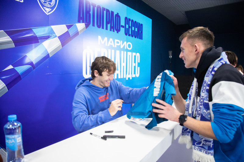Автограф-сессия Марио Фернандеса перед матчем «Зенит» — «Ахмат»