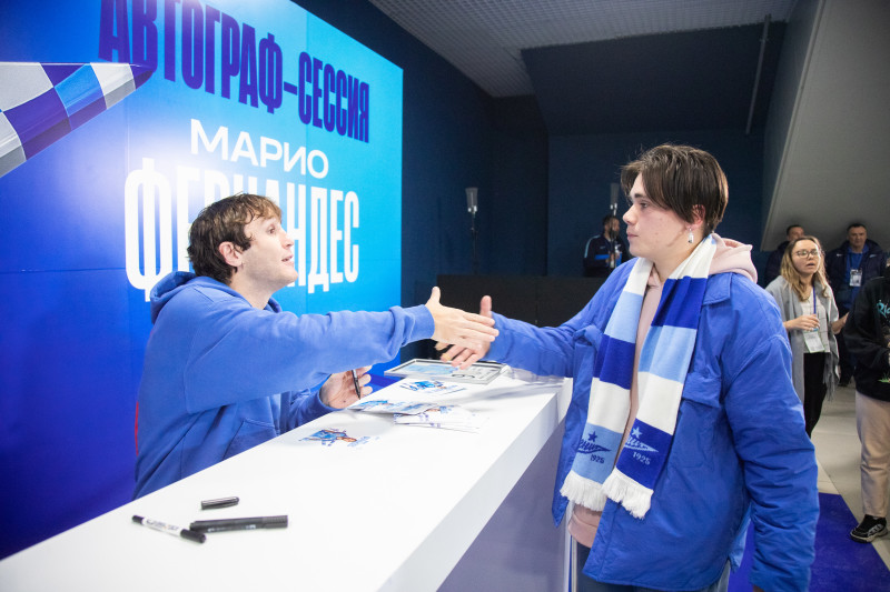 Автограф-сессия Марио Фернандеса перед матчем «Зенит» — «Ахмат»