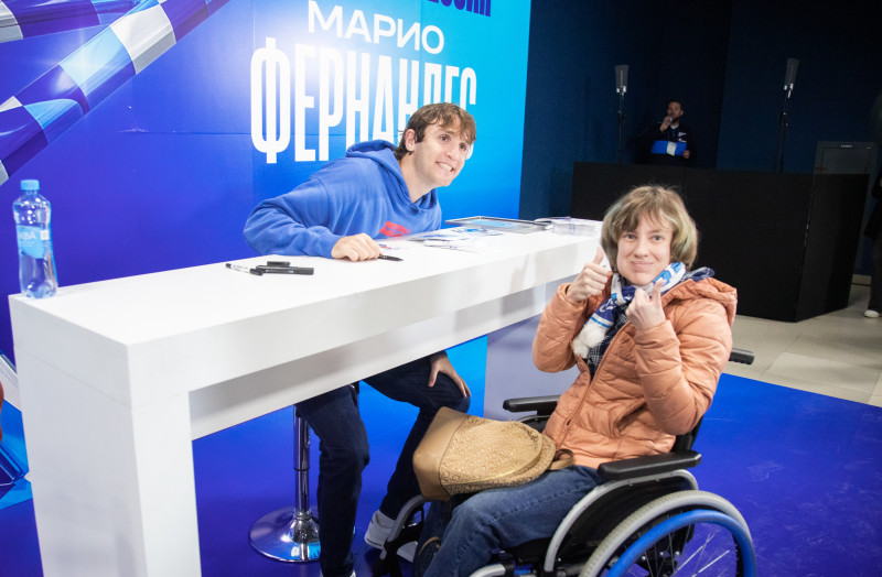 Автограф-сессия Марио Фернандеса перед матчем «Зенит» — «Ахмат»