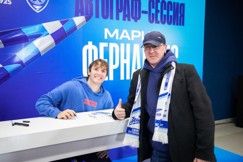 Автограф-сессия Марио Фернандеса перед матчем «Зенит» — «Ахмат»