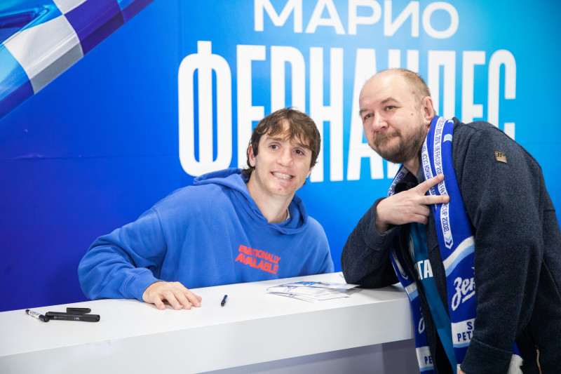 Автограф-сессия Марио Фернандеса перед матчем «Зенит» — «Ахмат»
