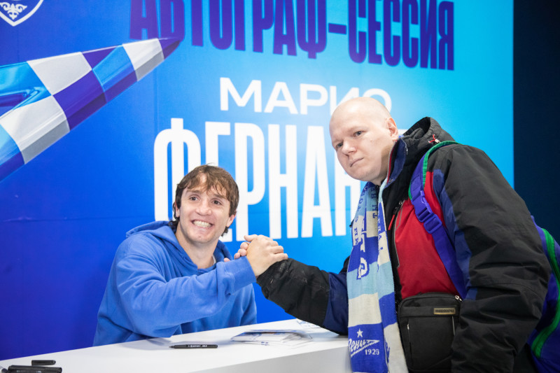 Автограф-сессия Марио Фернандеса перед матчем «Зенит» — «Ахмат»