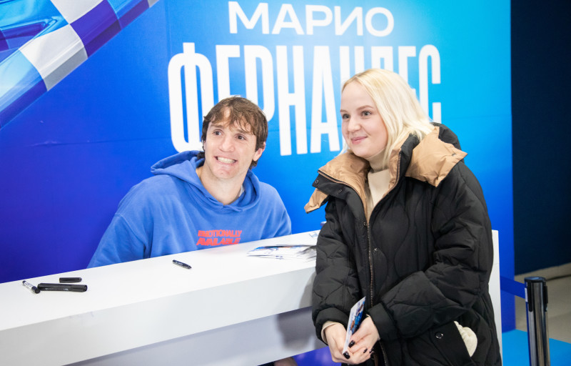 Автограф-сессия Марио Фернандеса перед матчем «Зенит» — «Ахмат»