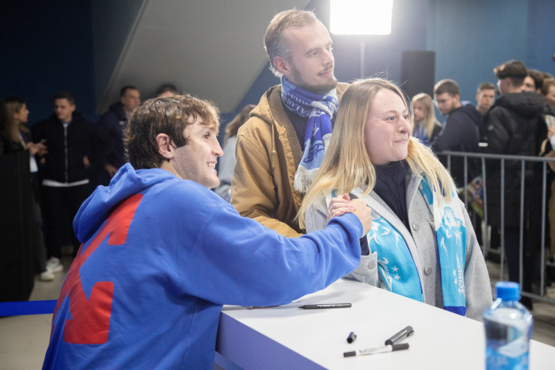 Автограф-сессия Марио Фернандеса перед матчем «Зенит» — «Ахмат»