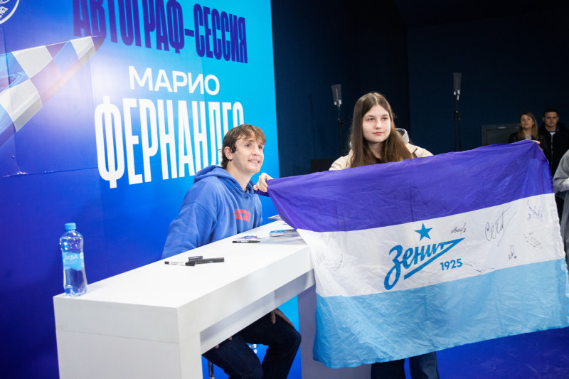 Автограф-сессия Марио Фернандеса перед матчем «Зенит» — «Ахмат»