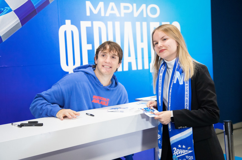 Автограф-сессия Марио Фернандеса перед матчем «Зенит» — «Ахмат»