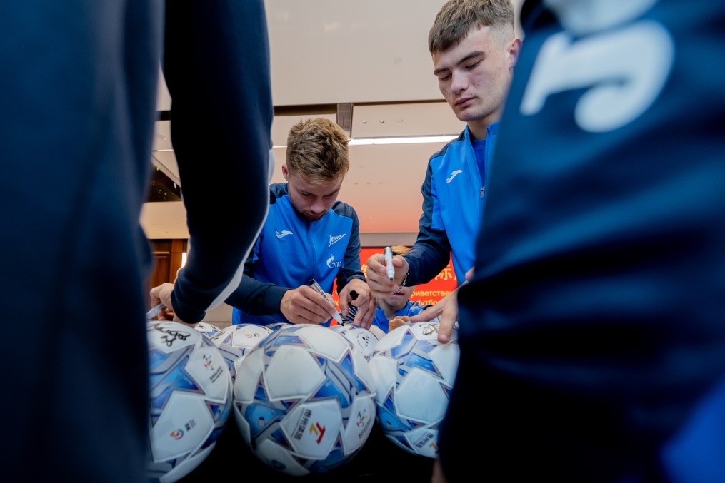 Автограф сессия игроков «Зенита»-м после матча против «Гуйчжоу Юнайтед»
