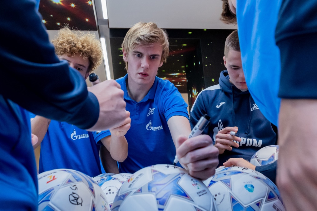 Автограф сессия игроков «Зенита»-м после матча против «Гуйчжоу Юнайтед»