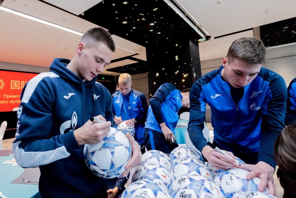 Автограф сессия игроков «Зенита»-м после матча против «Гуйчжоу Юнайтед»