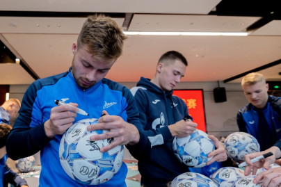 Автограф сессия игроков «Зенита»-м после матча против «Гуйчжоу Юнайтед»