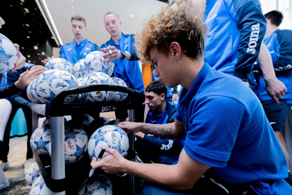 Автограф сессия игроков «Зенита»-м после матча против «Гуйчжоу Юнайтед»