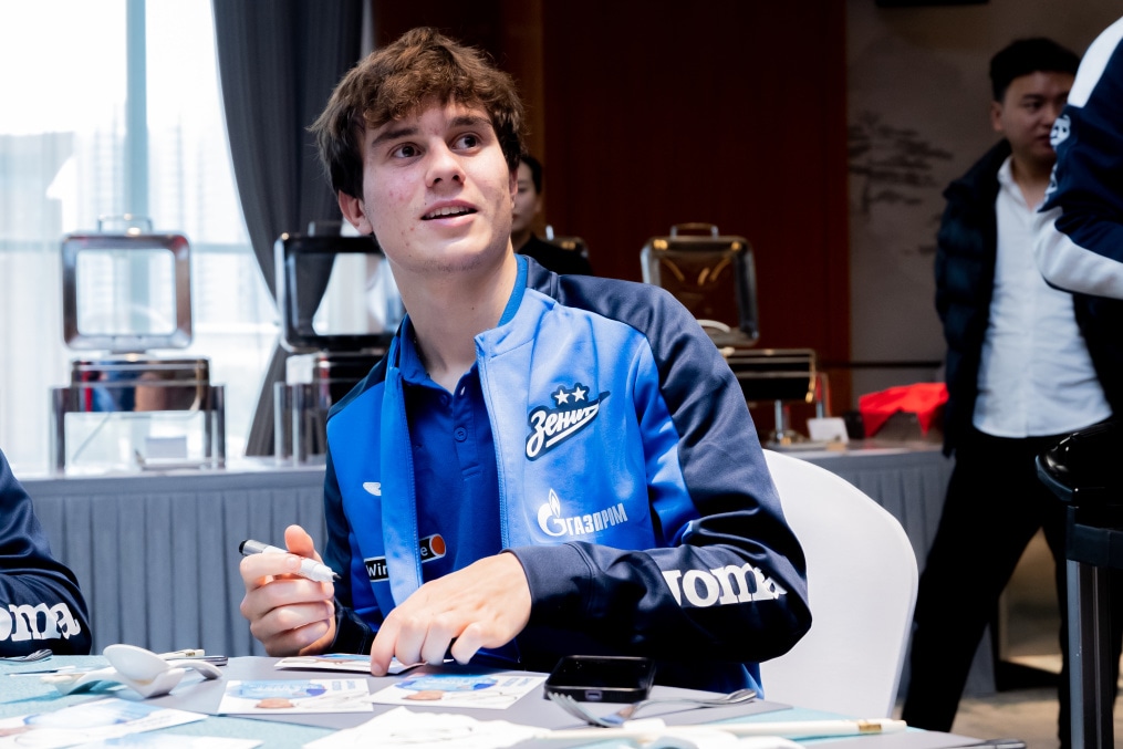 Автограф сессия игроков «Зенита»-м после матча против «Гуйчжоу Юнайтед»