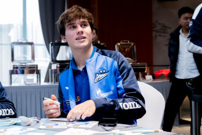 Автограф сессия игроков «Зенита»-м после матча против «Гуйчжоу Юнайтед»