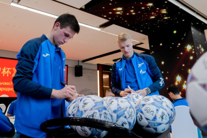 Автограф сессия игроков «Зенита»-м после матча против «Гуйчжоу Юнайтед»