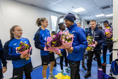 Игроки и тренеры «Зенита» поздравили футболисток женской команды с 8 марта