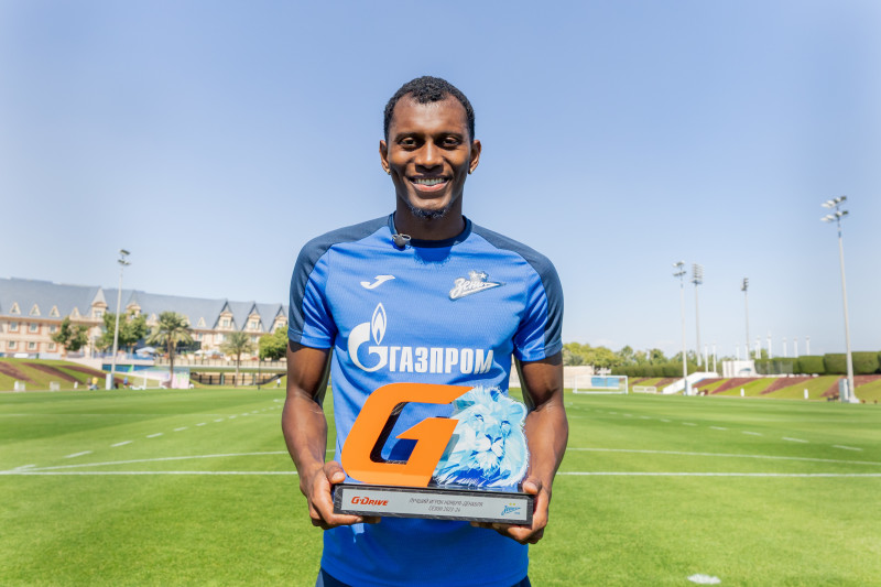 Вручение Матео Кассьерре премии G-Drive лучший игрок ноября-декабря