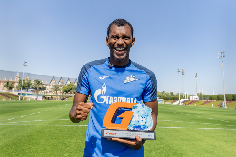 Вручение Матео Кассьерре премии G-Drive лучший игрок ноября-декабря