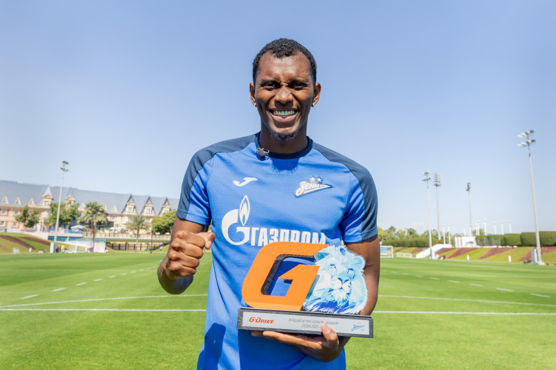 Вручение Матео Кассьерре премии G-Drive лучший игрок ноября-декабря