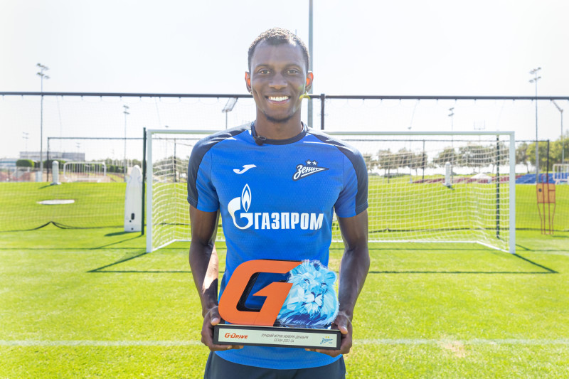 Вручение Матео Кассьерре премии G-Drive лучший игрок ноября-декабря