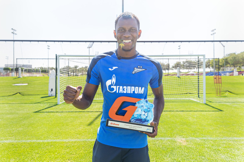 Вручение Матео Кассьерре премии G-Drive лучший игрок ноября-декабря