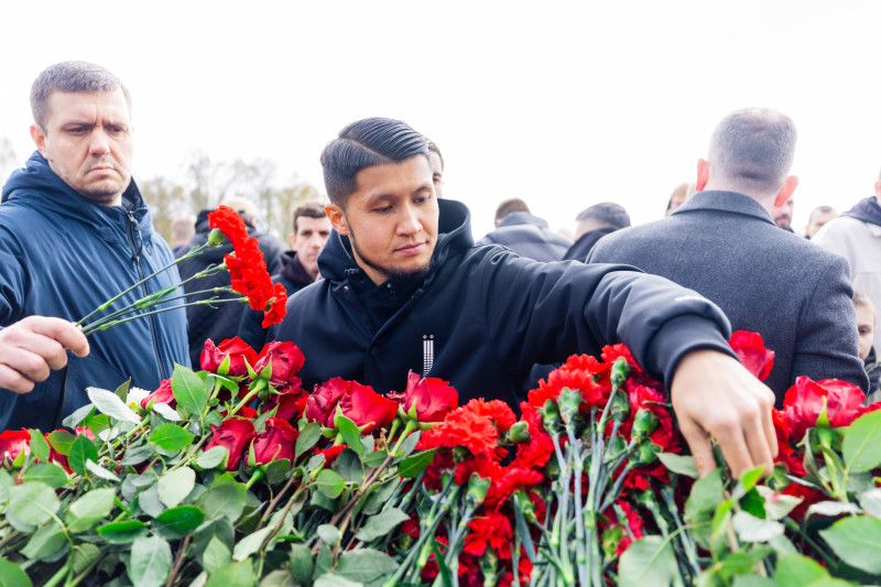 Торжественное возложение цветов на Пискаревском мемориальном кладбище в честь 80-летия Великой Победы