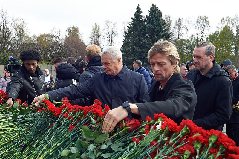 Торжественное возложение цветов на Пискаревском мемориальном кладбище в честь 80-летия Великой Победы