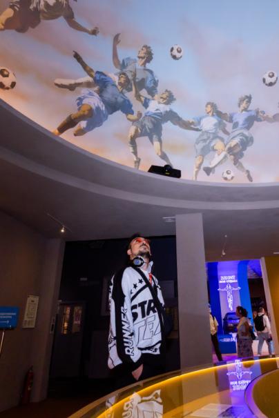 Художник Миша Либерти на выставке «Зенит. Петербург. 100 лет вместе»