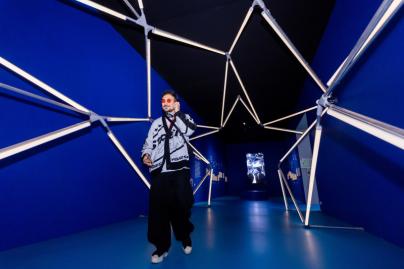 Художник Миша Либерти на выставке «Зенит. Петербург. 100 лет вместе»