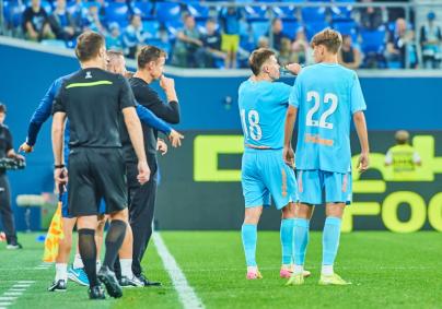 Игроки «Зенита»-2 в основном составе сине-бело-голубых на матче «Зенит» — «Сьон»