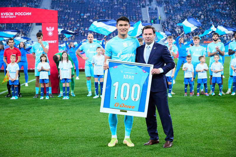 Вручение Нуралы Алипу награды «100 матчей за Зенит» перед матчем с «Оренбургом»