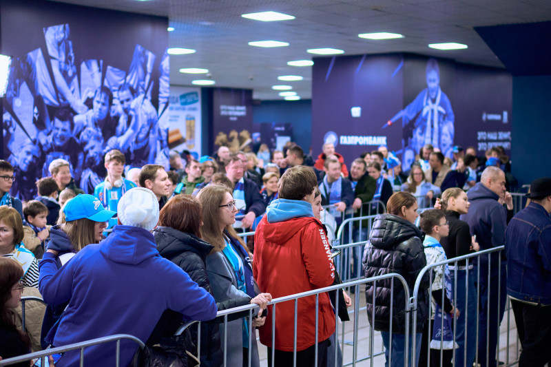 Матч Аэрофлота: автограф-сессия Владислава Радимова на Фан-Променаде перед матчем с «Рубином»