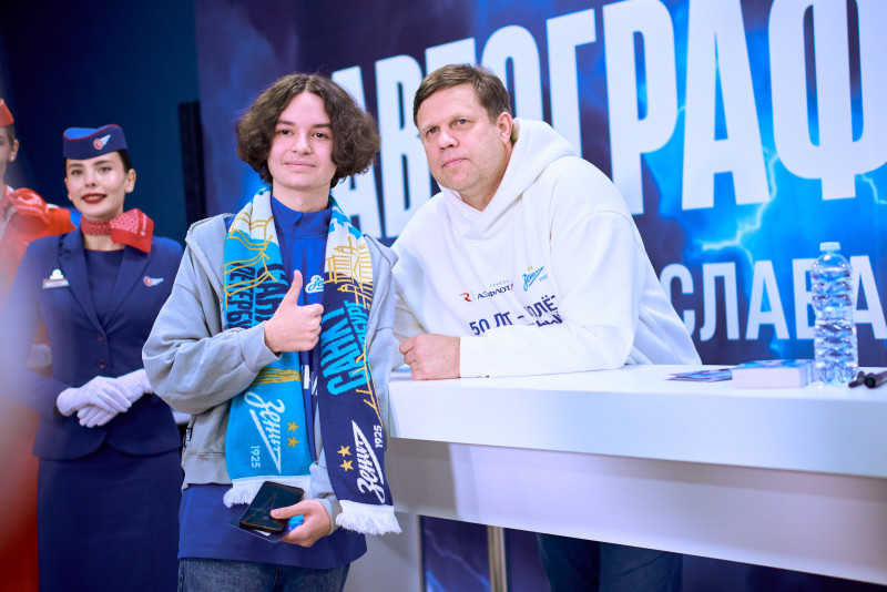 Матч Аэрофлота: автограф-сессия Владислава Радимова на Фан-Променаде перед матчем с «Рубином»