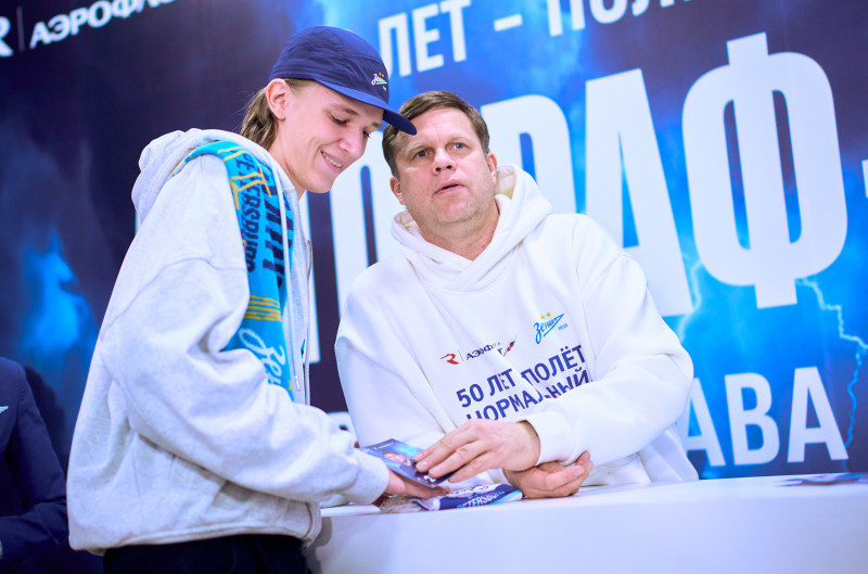 Матч Аэрофлота: автограф-сессия Владислава Радимова на Фан-Променаде перед матчем с «Рубином»
