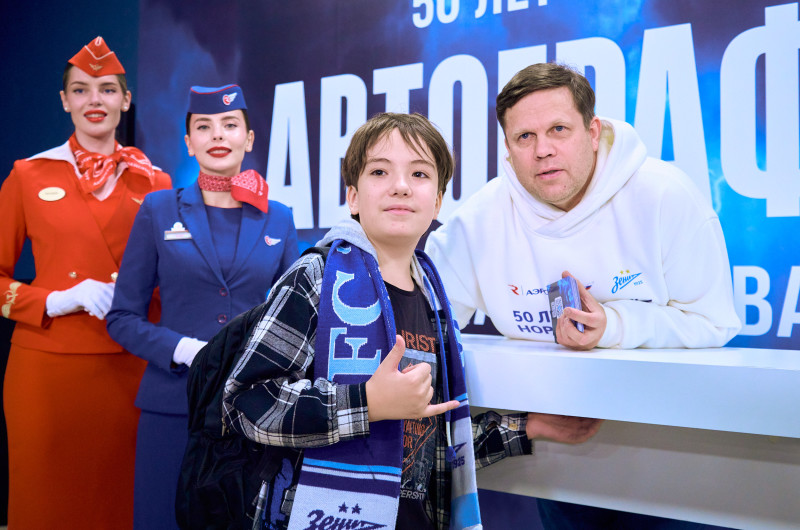Матч Аэрофлота: автограф-сессия Владислава Радимова на Фан-Променаде перед матчем с «Рубином»