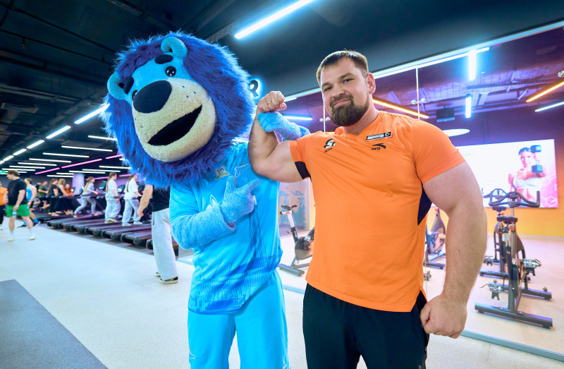 Сине-бело-голубой огонек в фитнес-клубе Spirit. Fitness в ТК «Невский Центр»