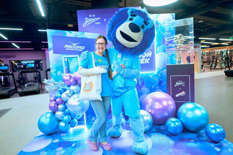 Сине-бело-голубой огонек в фитнес-клубе Spirit. Fitness в ТК «Невский Центр»