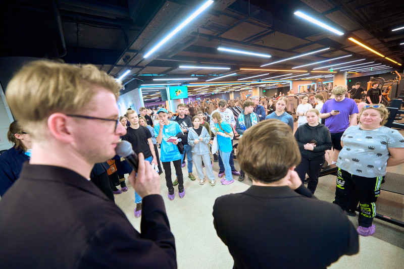 Сине-бело-голубой огонек в фитнес-клубе Spirit. Fitness в ТК «Невский Центр»