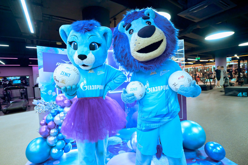 Сине-бело-голубой огонек в фитнес-клубе Spirit. Fitness в ТК «Невский Центр»