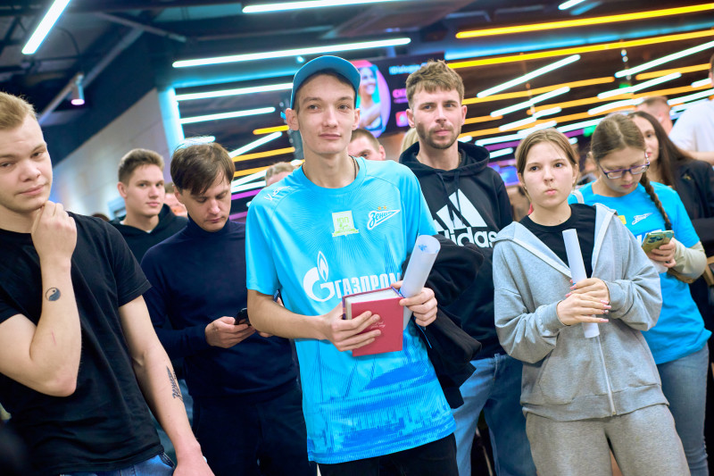 Сине-бело-голубой огонек в фитнес-клубе Spirit. Fitness в ТК «Невский Центр»