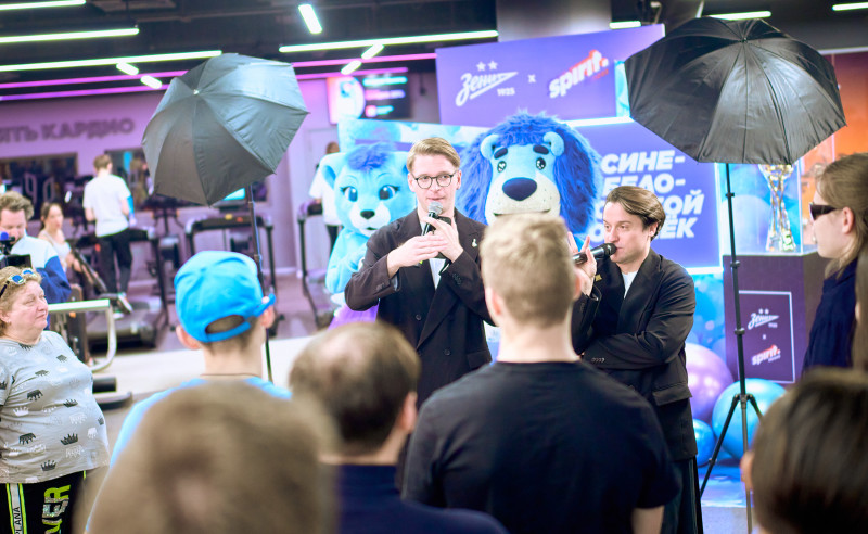 Сине-бело-голубой огонек в фитнес-клубе Spirit. Fitness в ТК «Невский Центр»