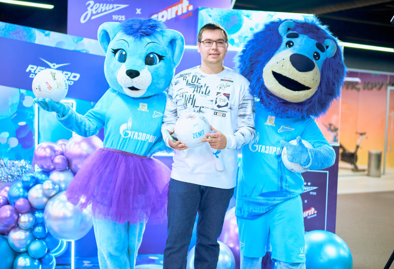 Сине-бело-голубой огонек в фитнес-клубе Spirit. Fitness в ТК «Невский Центр»