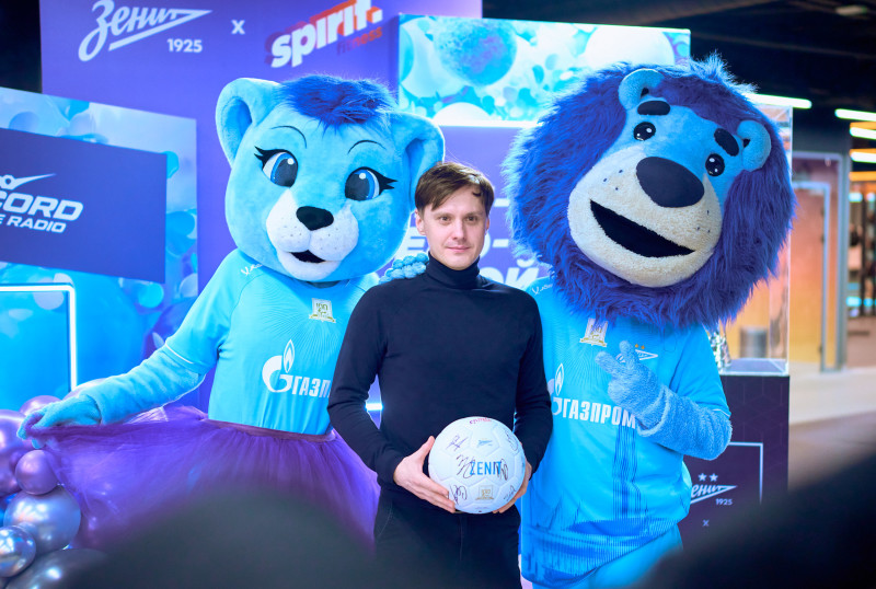 Сине-бело-голубой огонек в фитнес-клубе Spirit. Fitness в ТК «Невский Центр»