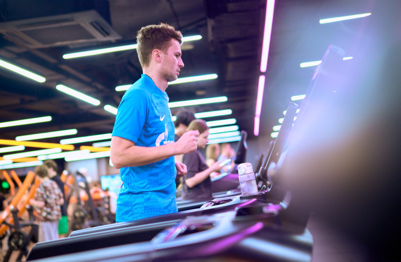 Сине-бело-голубой огонек в фитнес-клубе Spirit. Fitness в ТК «Невский Центр»