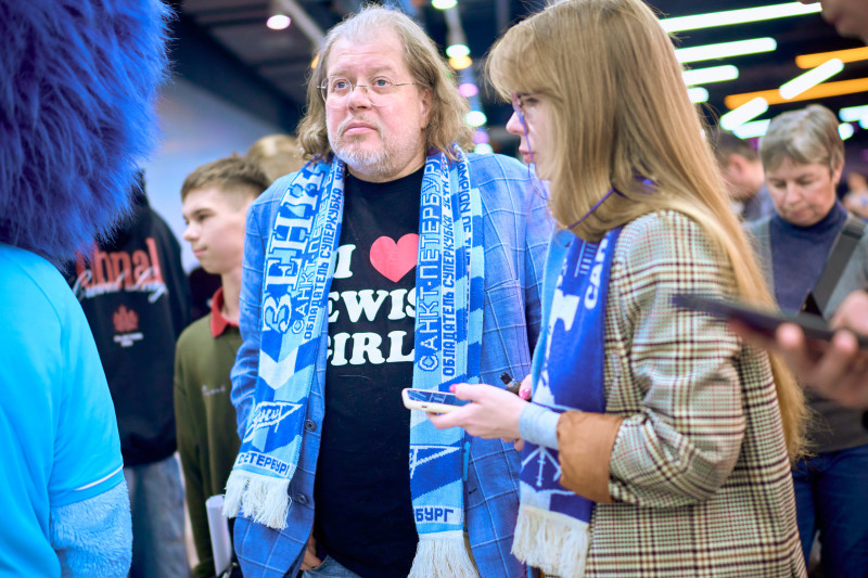 Сине-бело-голубой огонек в фитнес-клубе Spirit. Fitness в ТК «Невский Центр»